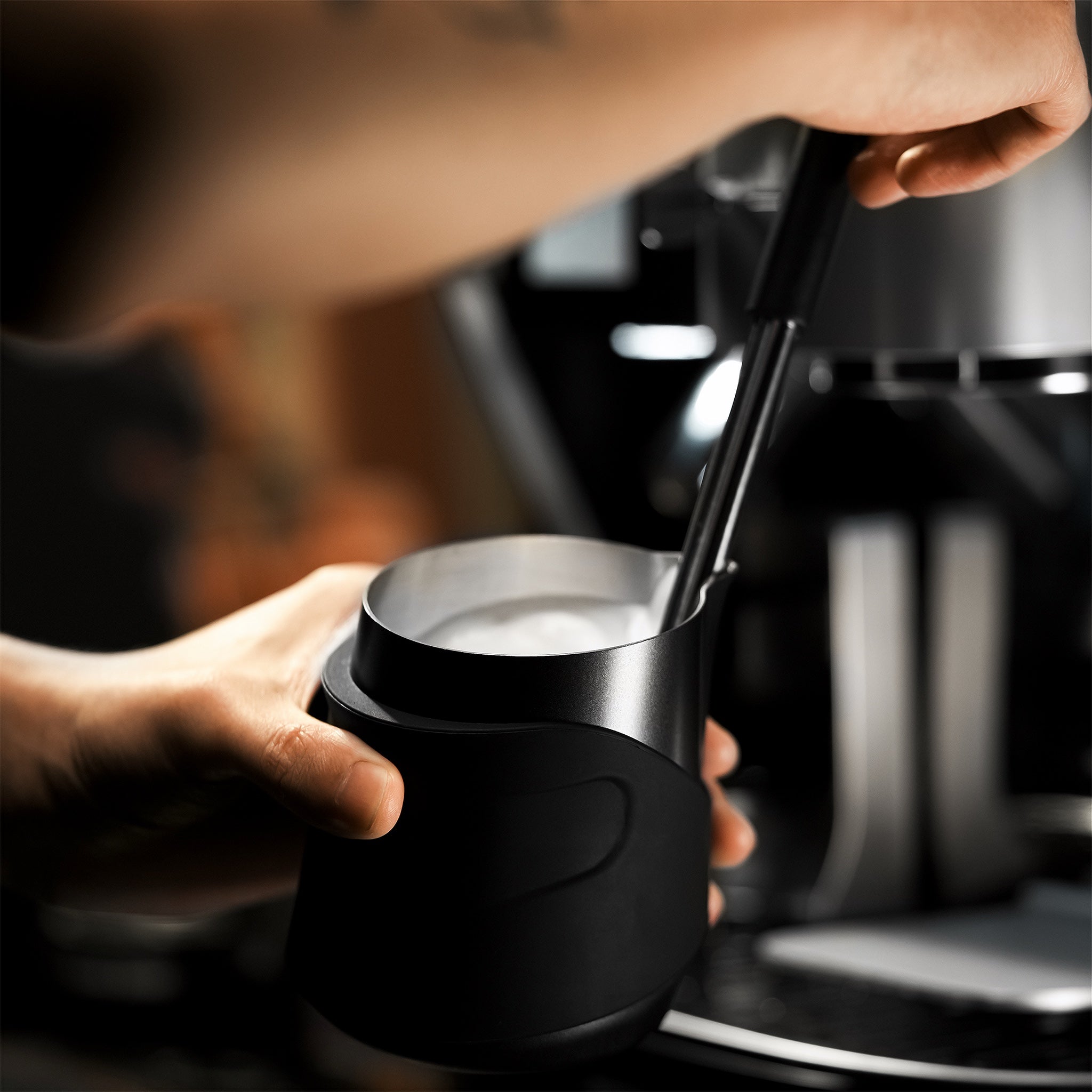 GT Milk Pitcher 400ml Black - Handleless